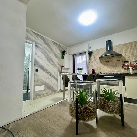 Casa Alessio - Elegante Appartamento Nel Cuore Di เชซาโน มาแดร์โน ภายนอก รูปภาพ