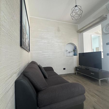 Casa Alessio - Elegante Appartamento Nel Cuore Di เชซาโน มาแดร์โน ภายนอก รูปภาพ